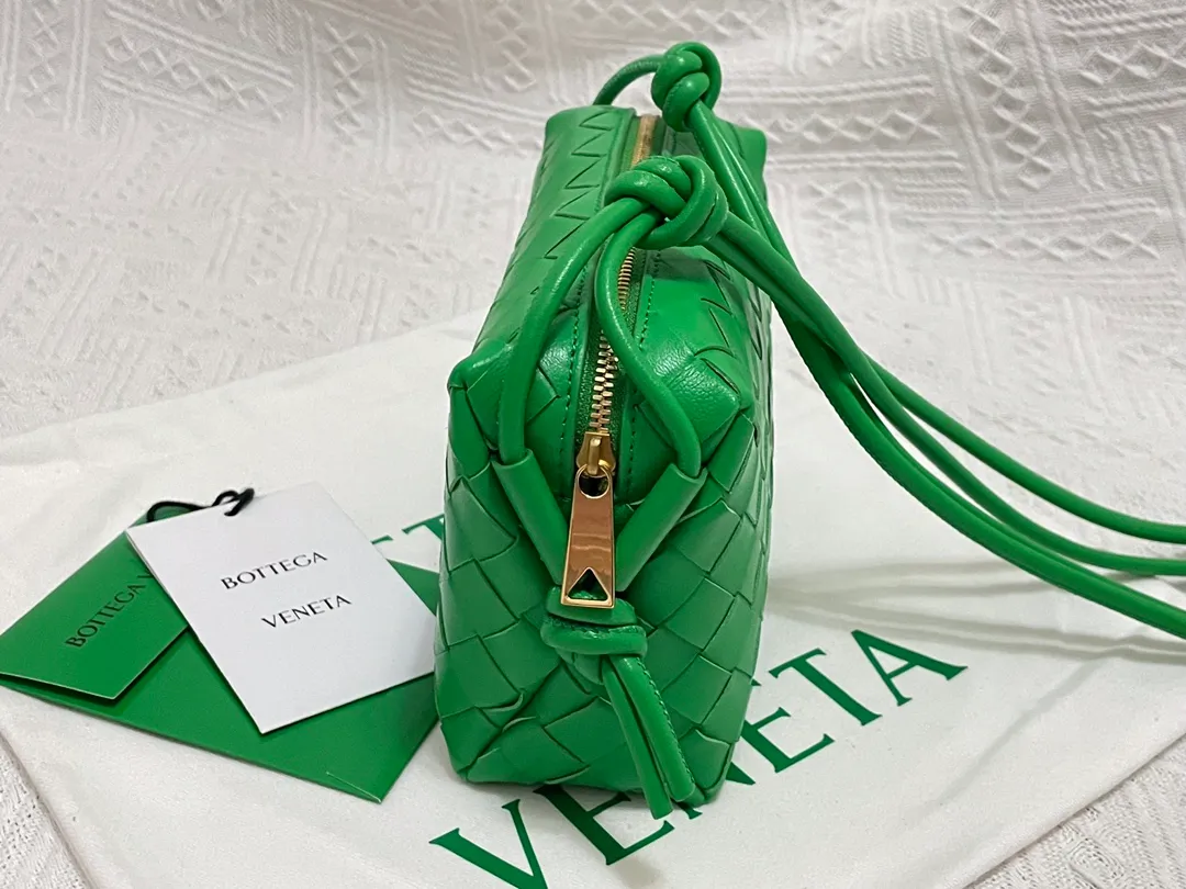 The styles of the niche woven small square bags are more fashionable, and they are lighter than the cloud bag! And the capacity is much larger, this is just a cute little bag that can cross all age groups, and the large woven grid does not look old-fashioned. This is a very excellent small bag! Size: 17cm*10cm*6cm